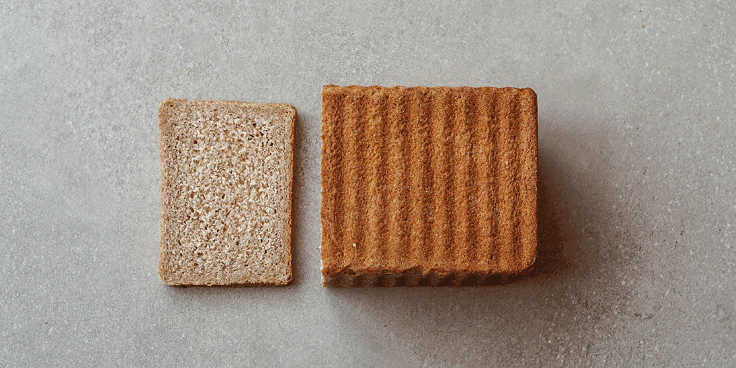 Aufgeschnittene Brote auf hellem Untergrund