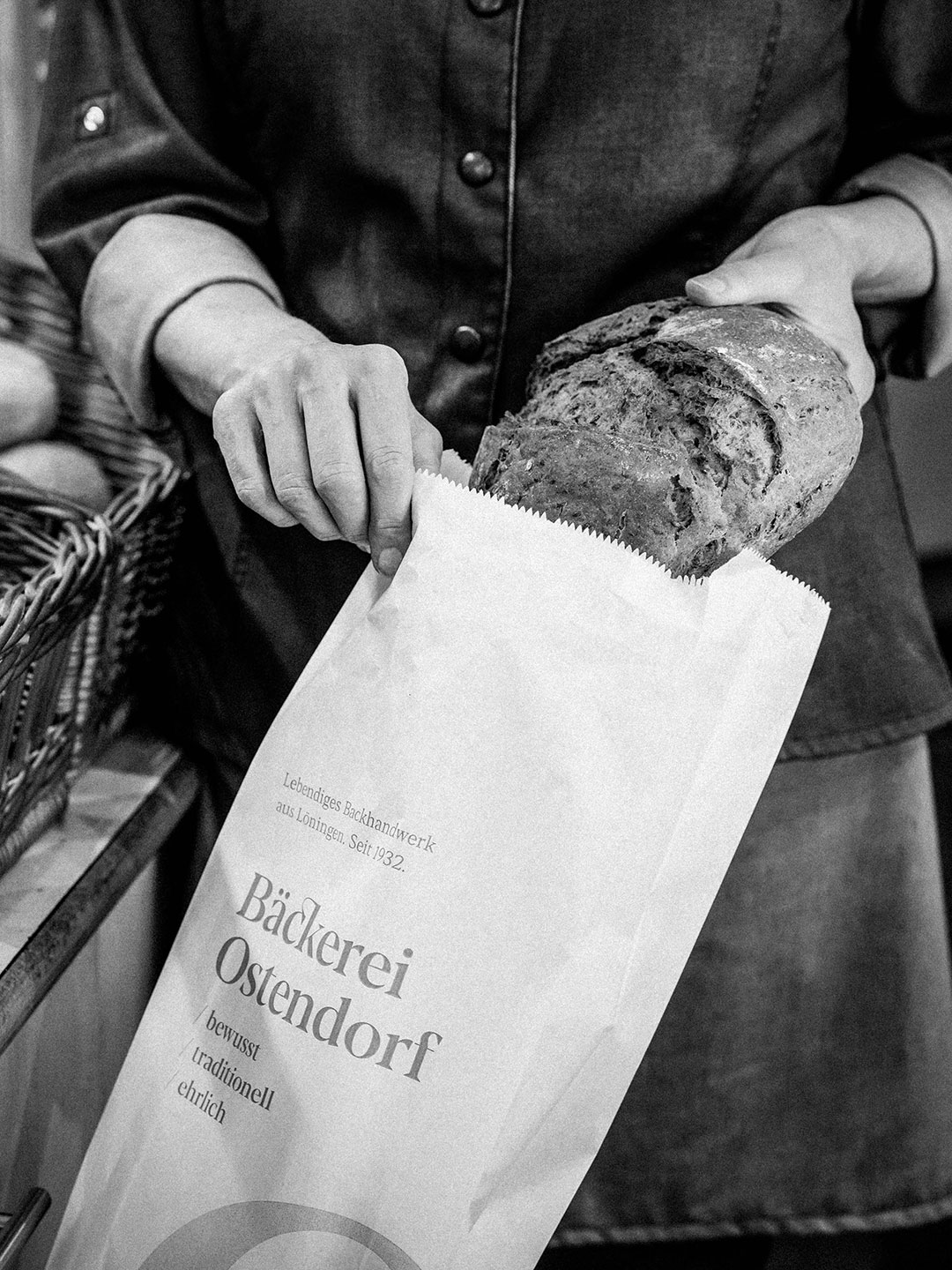 Frisches Brot in gebrandeter Tüte der Bäckerei Ostendorf