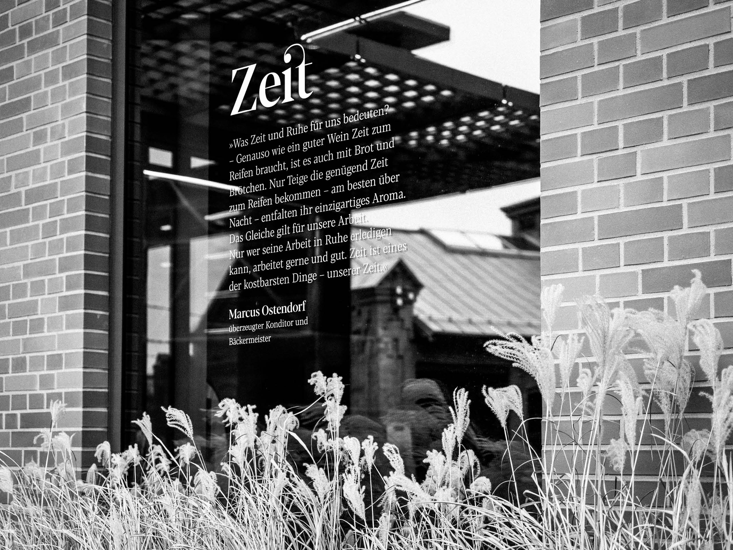 Zitat über Zeit und Handwerk am Schaufenster der Bäckerei Ostendorf