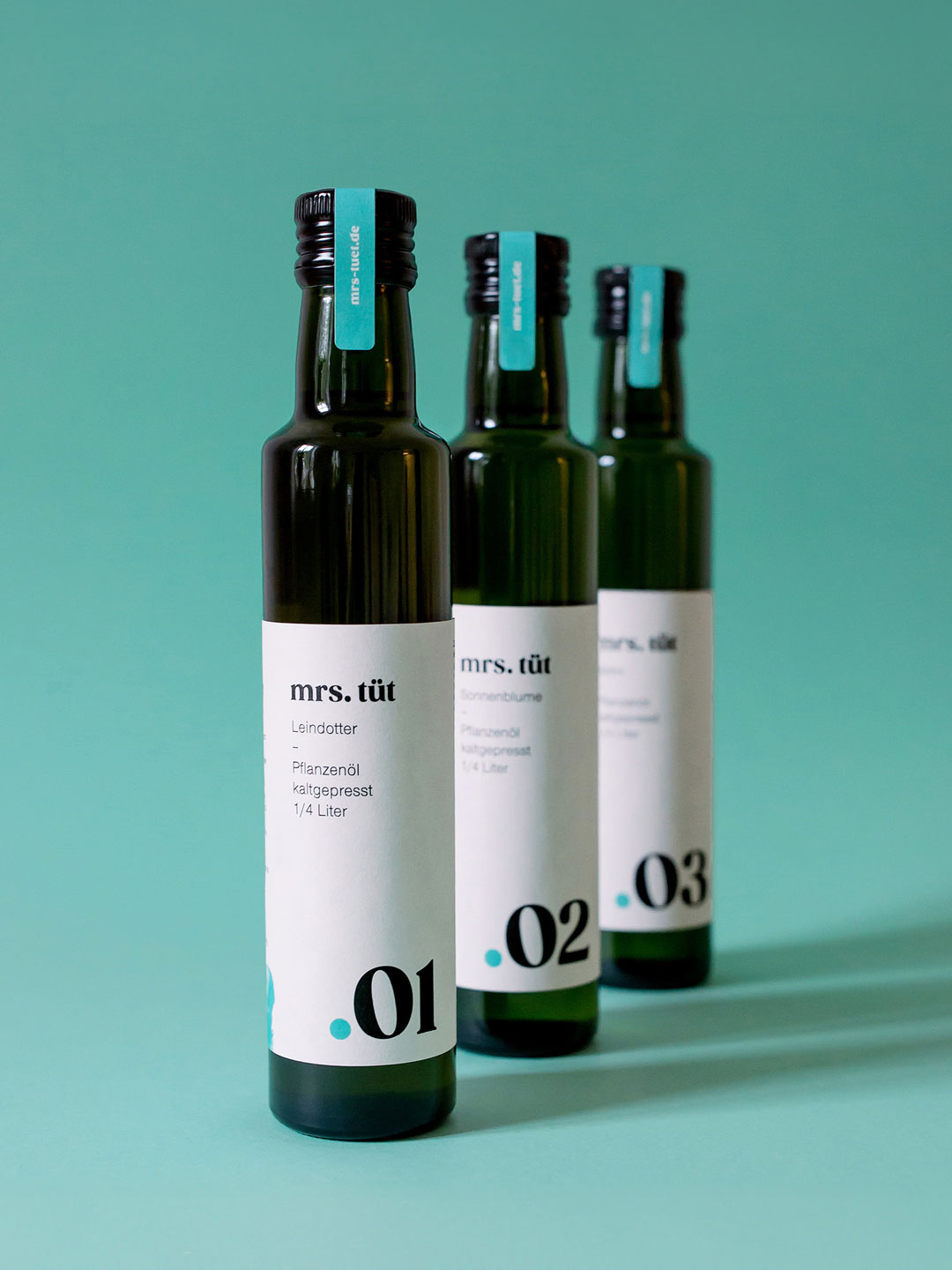 Reihe von Ölflaschen der Marke Mrs. Tüt mit gestalteten Etiketten als Produktdesign