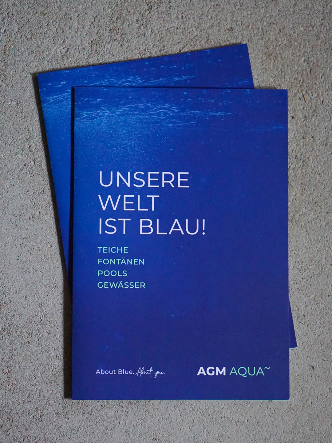 Broschüre von AGM AQUA mit dem Titel „Unsere Welt ist Blau“