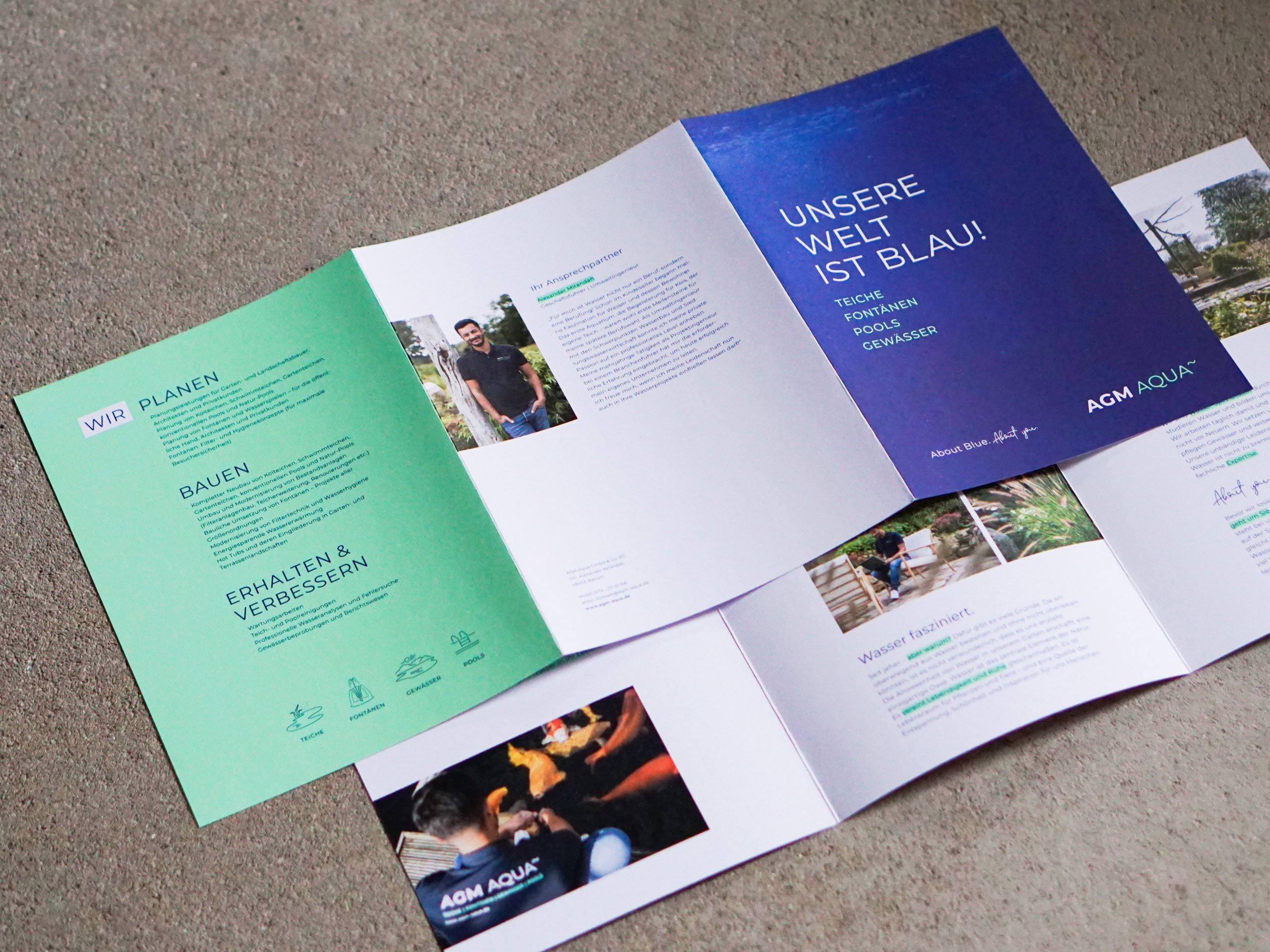 Ausgeklappter Folder von AGM AQUA mit dem Titel „Unsere Welt ist Blau“ und Leistungsübersicht