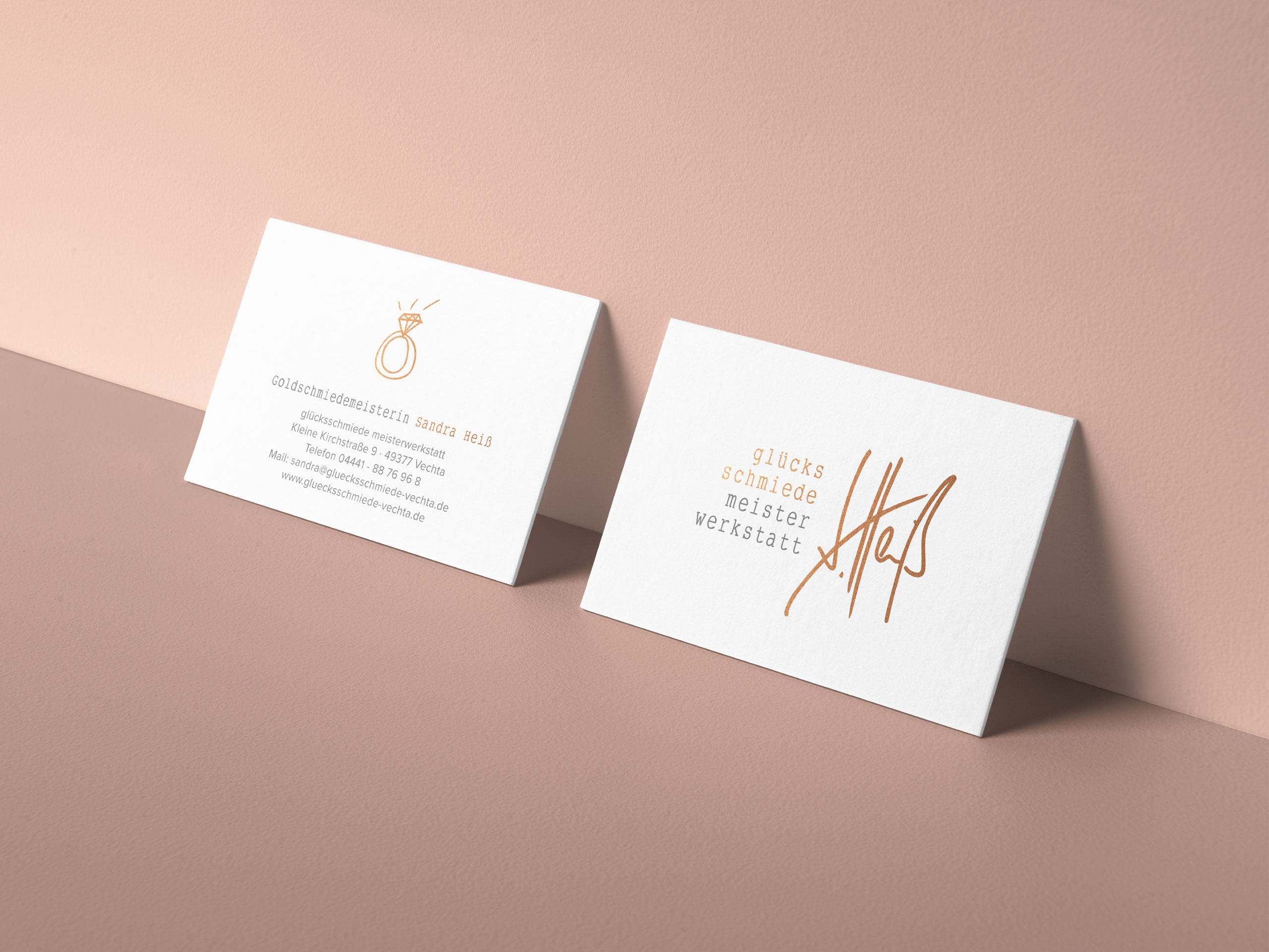 Visitenkarten der Glücksschmiede Meisterwerkstatt Sandra Heiß – Vorderseite mit Logo und Rückseite mit Kontaktdaten