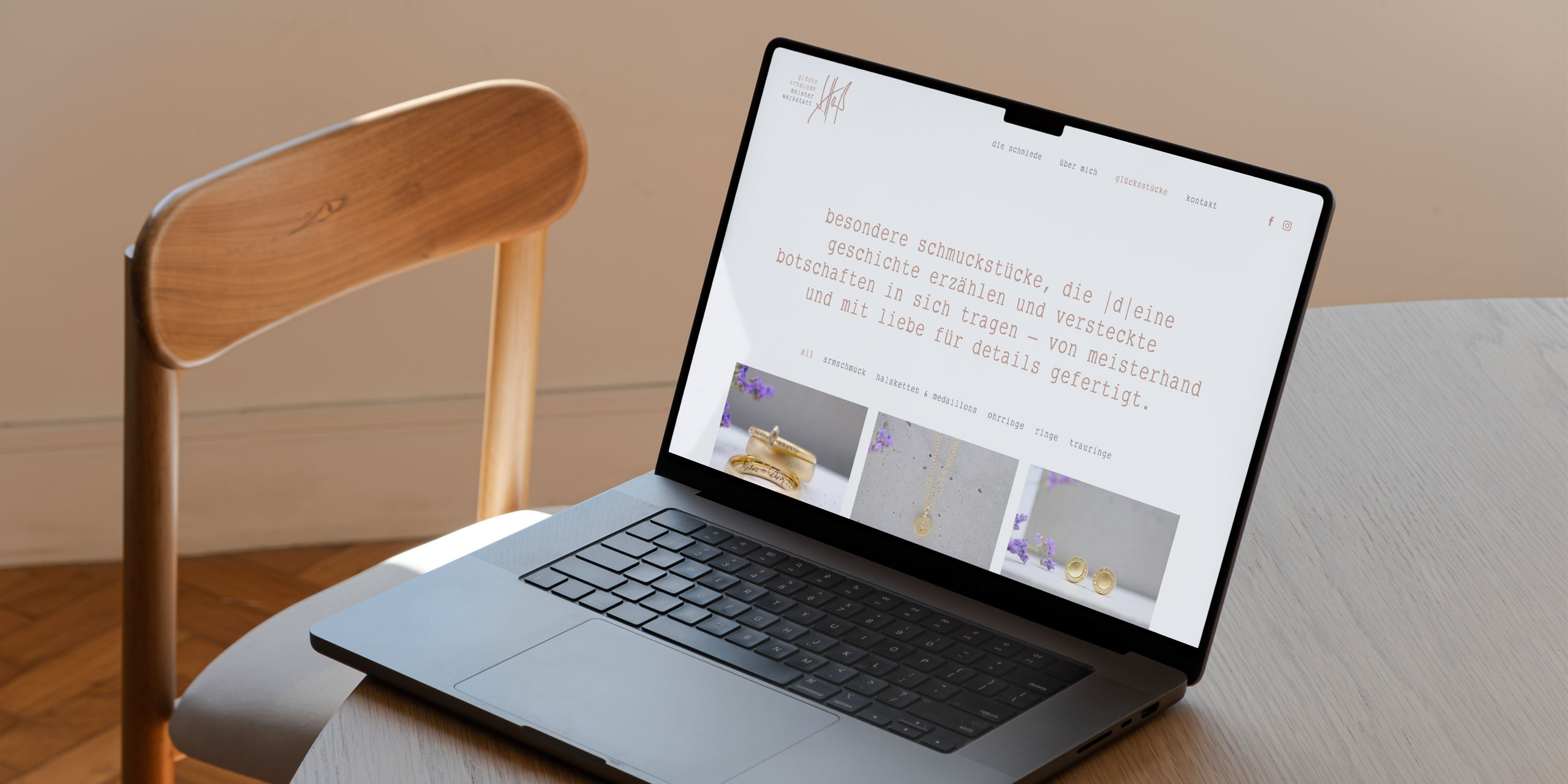 Webdesign der Glücksschmiede Meisterwerkstatt von Sandra Heiß auf einem Macbook, mit Fokus auf die Startseite für handgefertigte Schmuckstücke