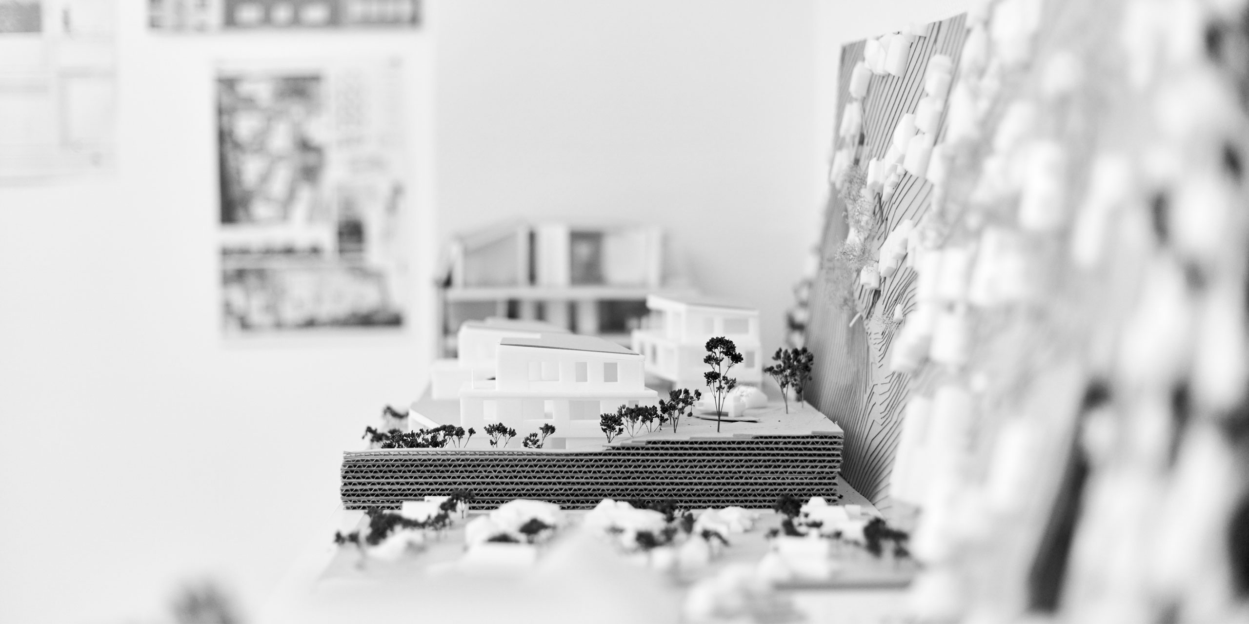 Architekturmodell im Büro von Smyk Fischer Architekten: detaillierter Modellbau mit Gebäuden und Bäumen