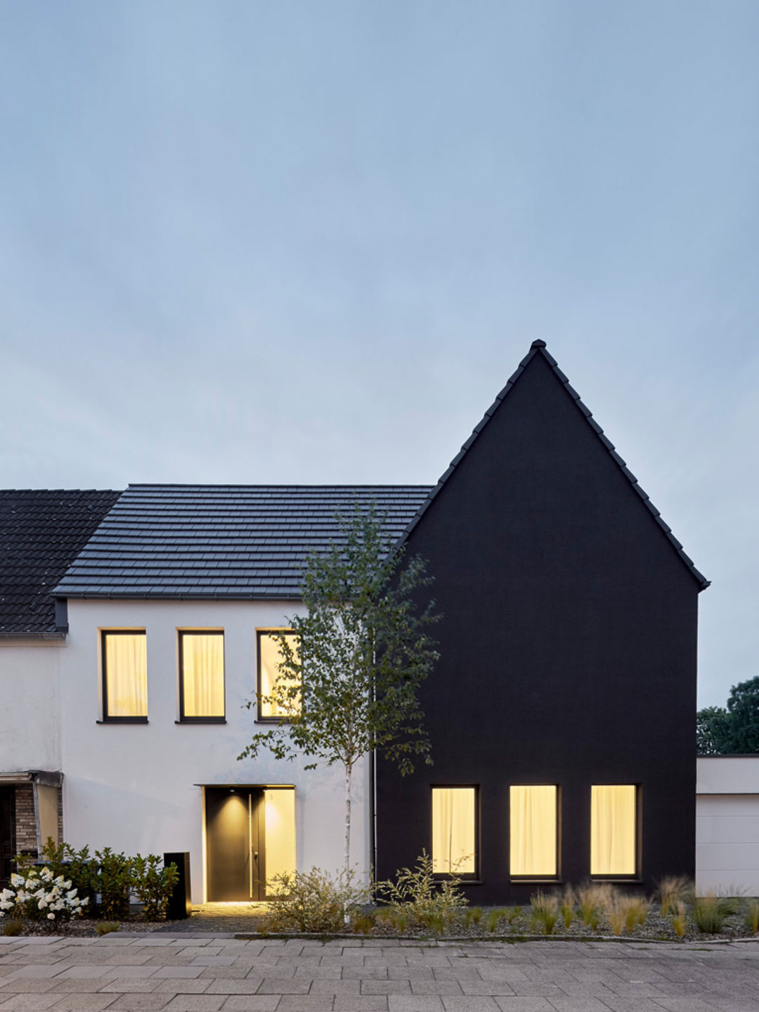 Wohnhaus mit markanter schwarzer Fassade – Architekturprojekt von Smyk Fischer Architekten