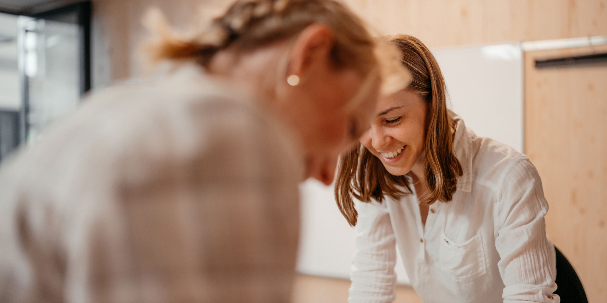 Imagemotiv für Hallig Hanken: zwei Frauen im kreativen Austausch bei der Teamarbeit