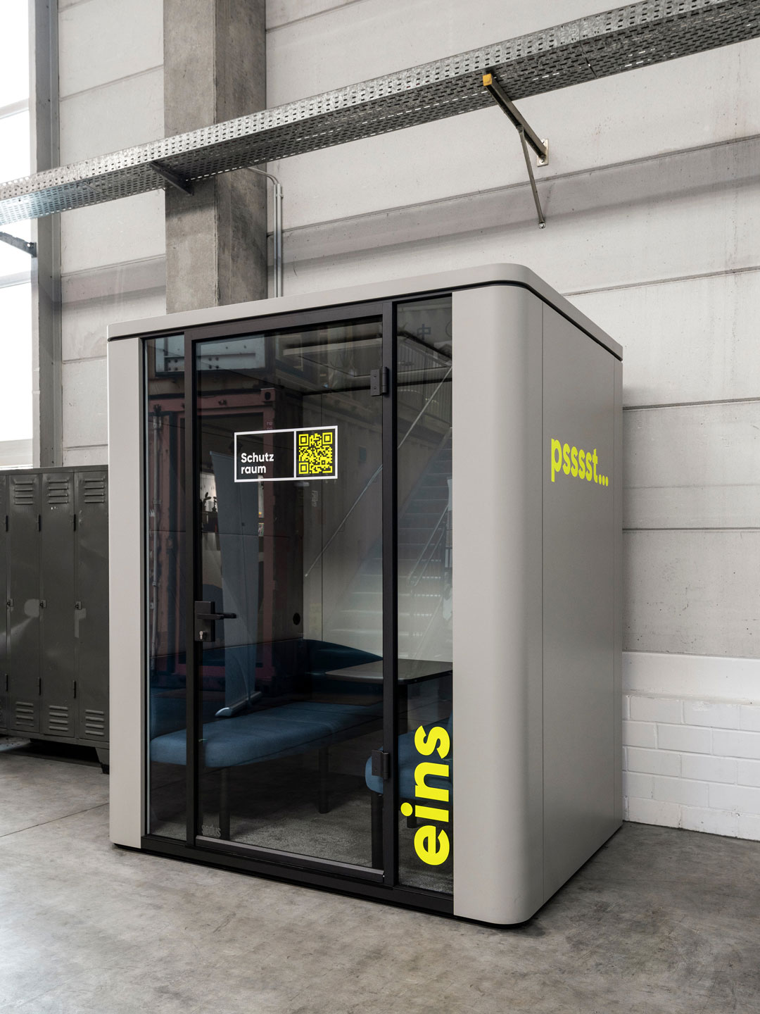 Leitsystem von Hallig Hanken: Meetingbox mit gelber Aufschrift „psssst… eins“ und QR-Code an der Tür