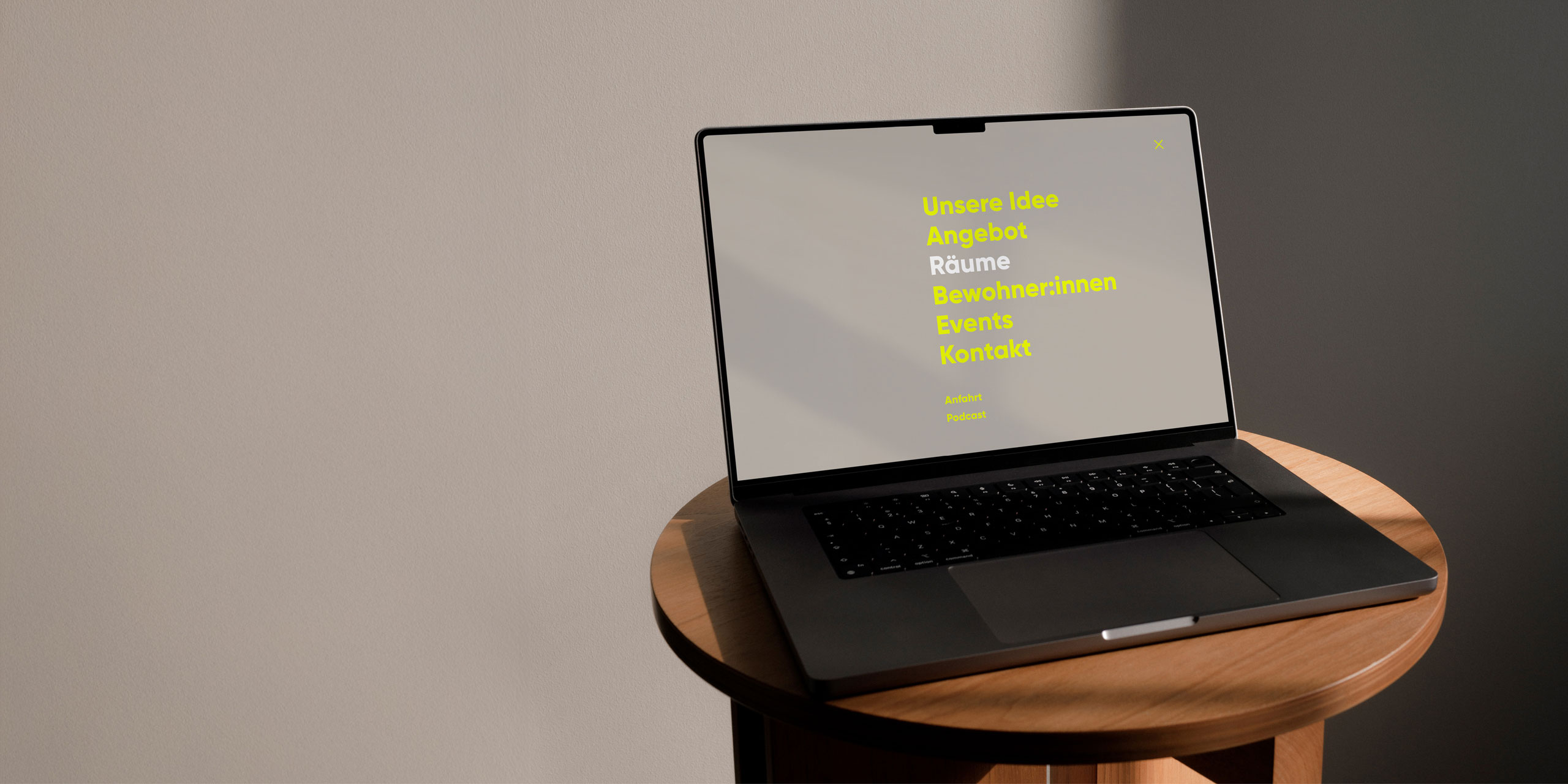 Macbook mit geöffnetem Screendesign der Hallig-Hanken-Website: Menü mit Navigationselementen