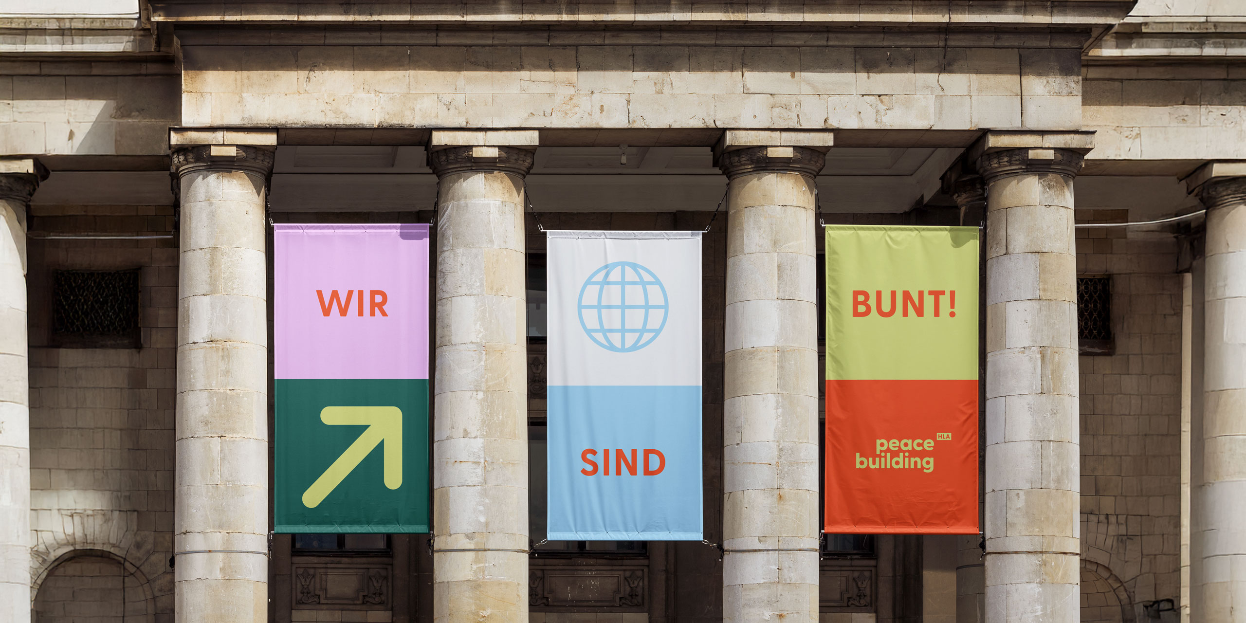 Peace Building Fahnen an einem Gebäude