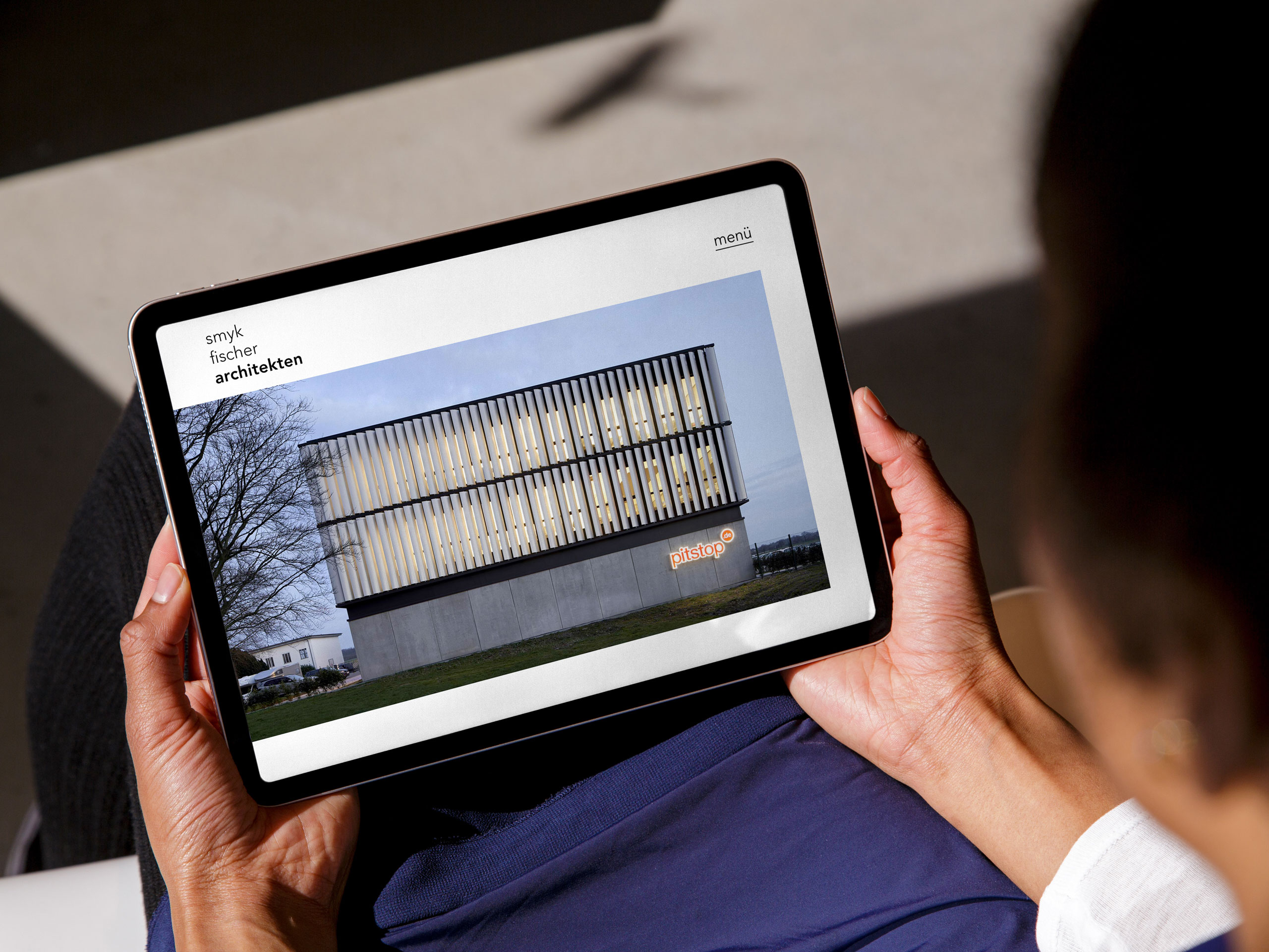 Ipad mit der Website zum Projekt Smyk Fischer Architekten