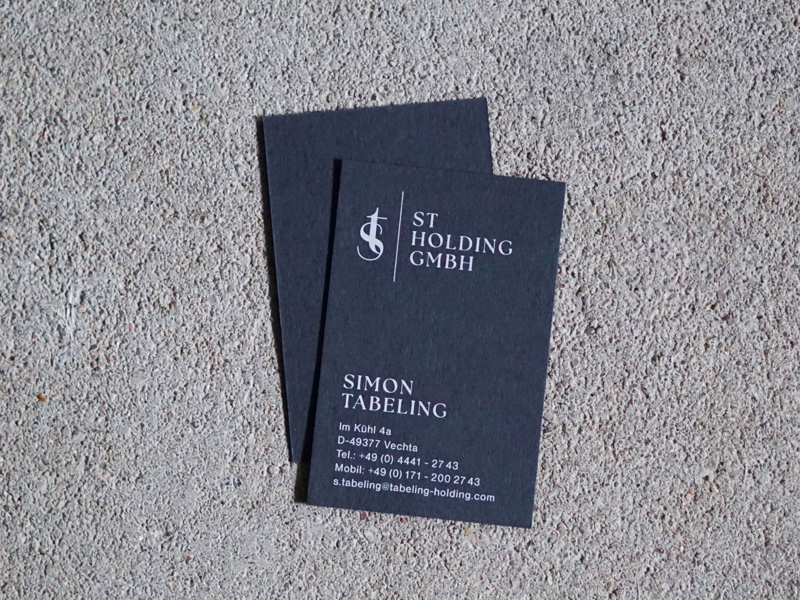 Visitenkarten der ST Holding GmbH mit Namen, Logo und Kontaktdaten im Corporate Design