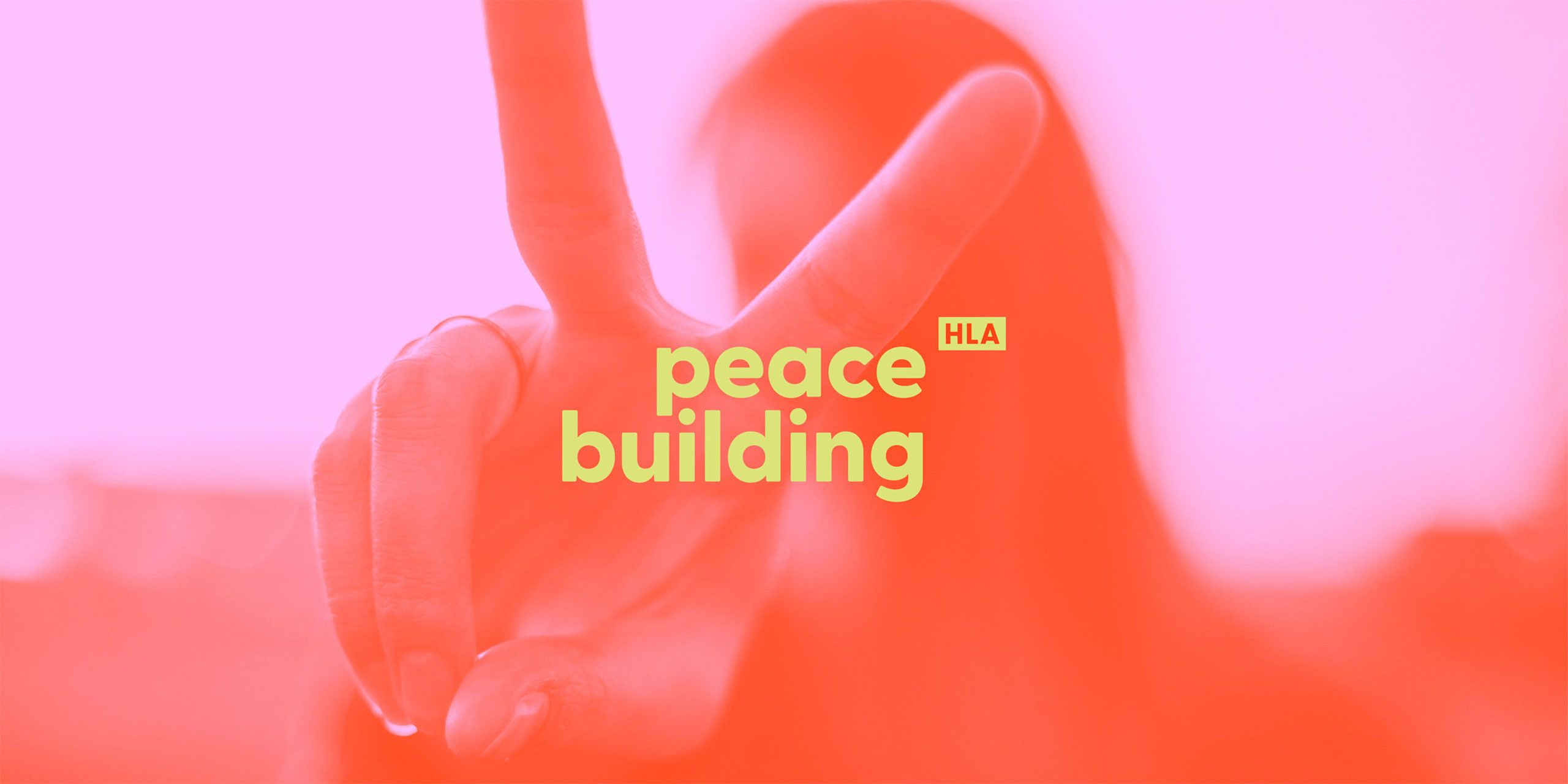 Peace Building – visuelles Keyvisual mit Peace-Zeichen und Typografie, Branding und Corporate Design
