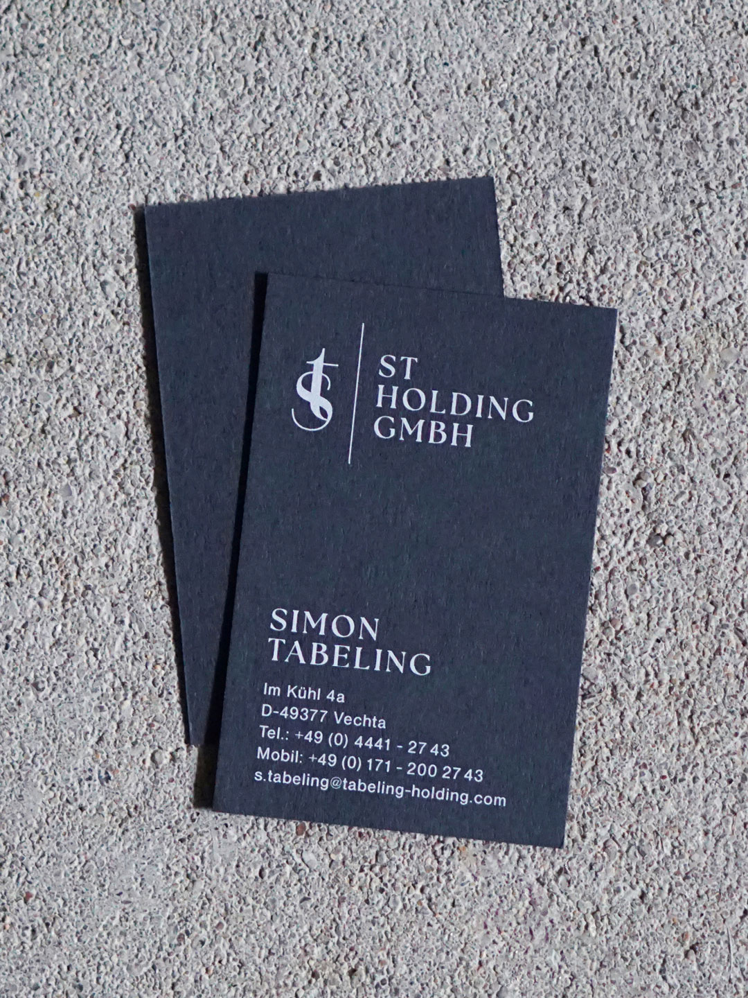 Minimalistisches Visitenkartendesign für ST Holding – Teil des Corporate Brandings