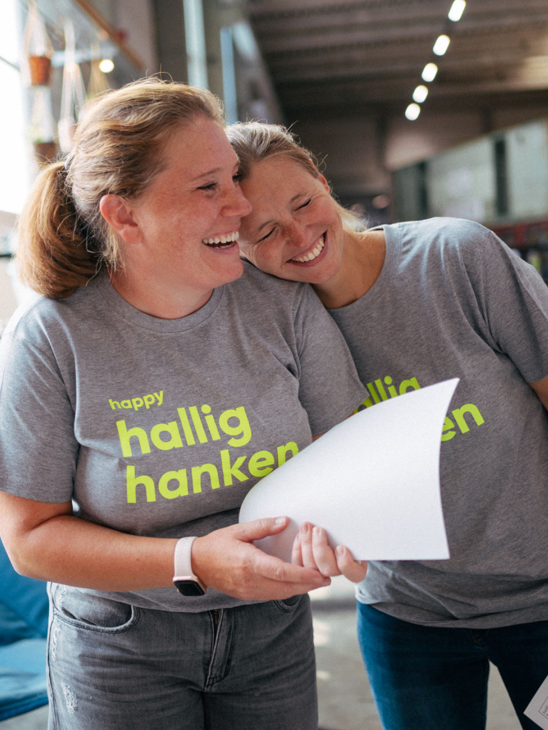 Zwei lachende Frauen im Hallig Hanken T-Shirt – Corporate Design und Branding Projekt.